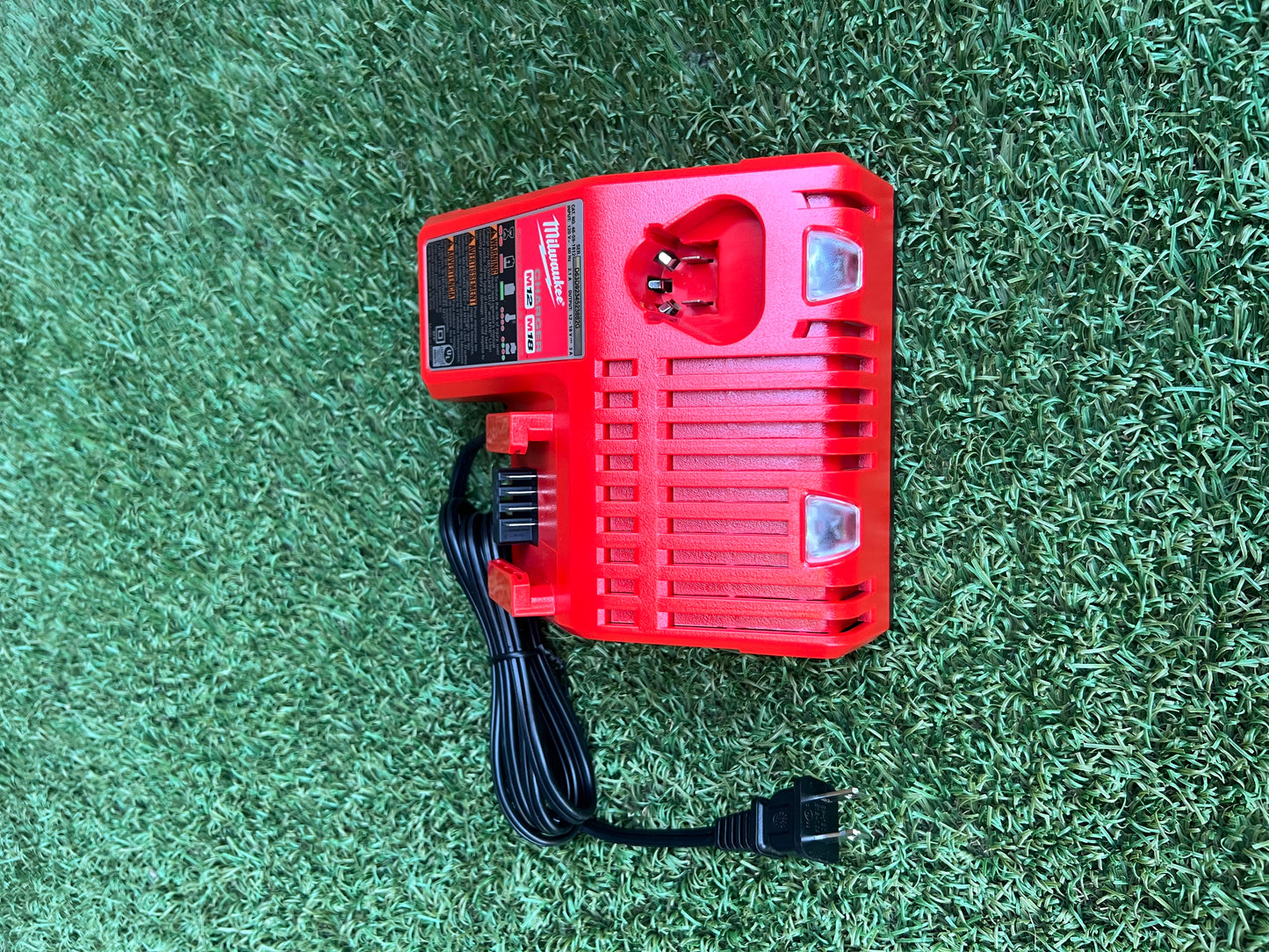 Milwaukee M12 and M18 12-Volt/18-Volt Lithium-Ion Multi-Voltage Battery Charger