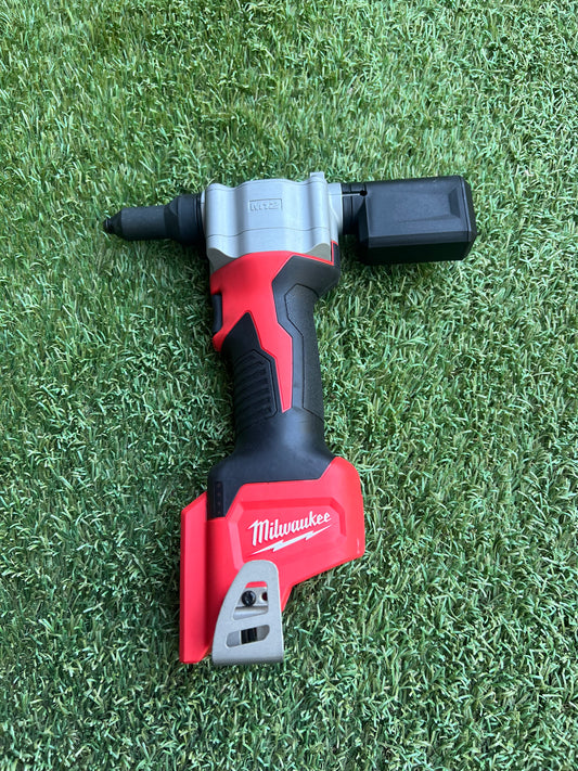 Milwaukee M12 12-Volt Lithium-Ion Cordless Rivet Tool (Tool-Only)