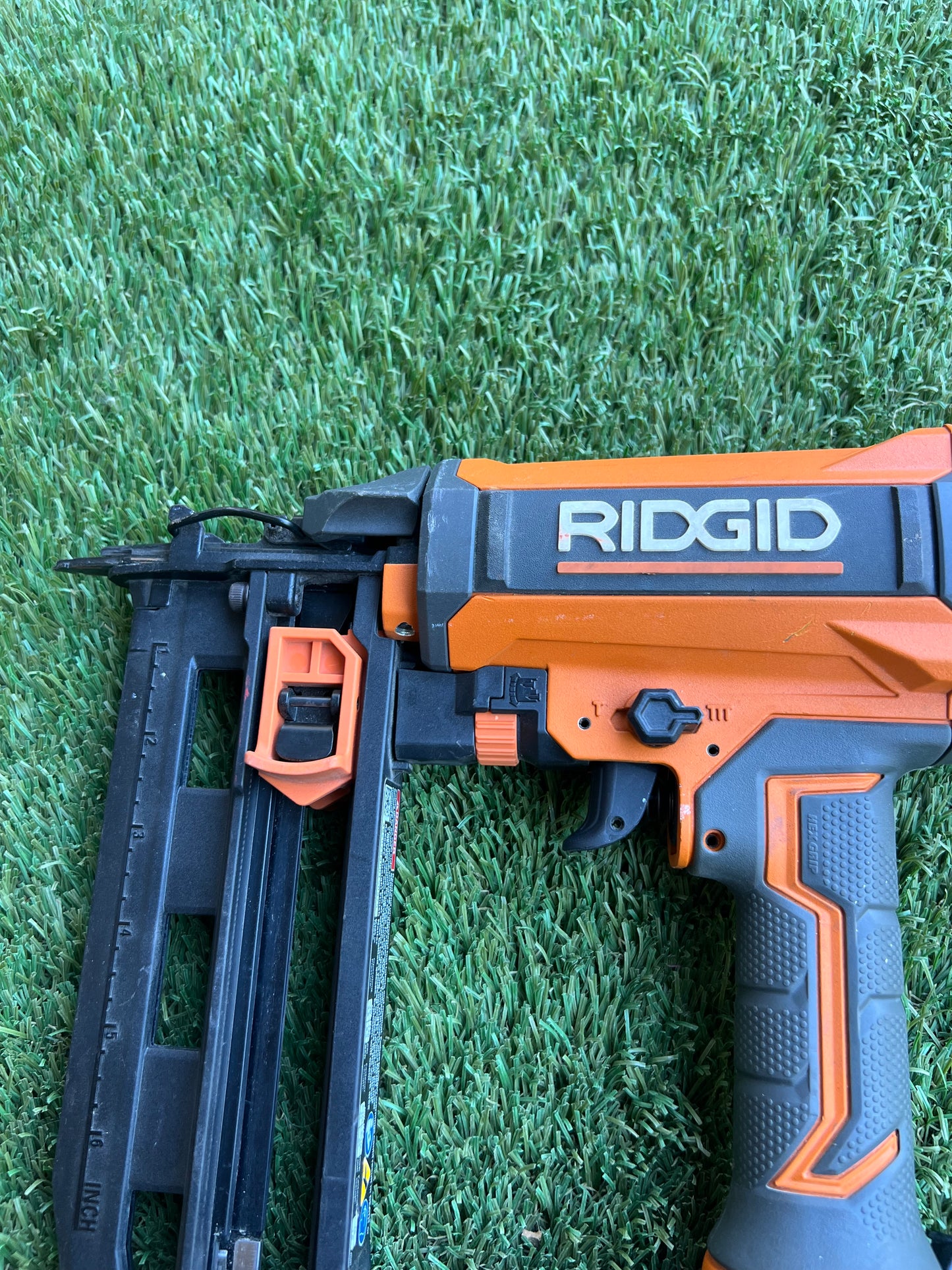 RIDGID Pneumatic 16-Gauge 2-1/2 in. Straight Finish Nailer with CLEAN DRIVE Technology