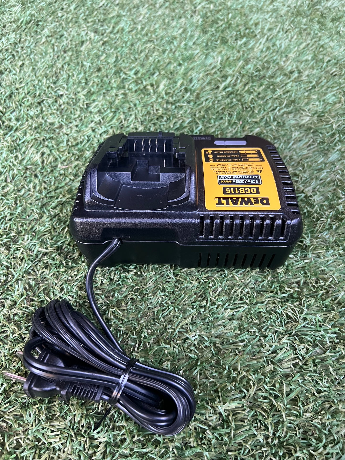 DEWALT 12V to 20V MAX Charger